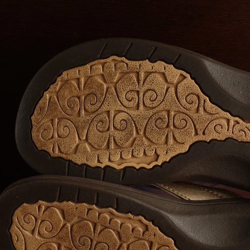 OluKai Sandals WMS SZ 8.5-9 Gold Ohana Slip On Flip Flop Beach Coastal Shoe READ